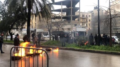 Photo of اهالي ضحايا انفجار المرفأ يشعلون الإطارات في محيط قصر العدل (صور)