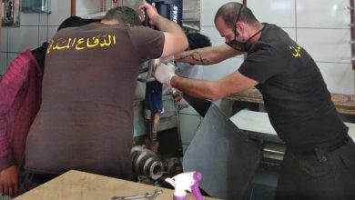 Photo of في جبيل.. إنقاذ عامل علقت يده داخل آلة عجين! (صورة)