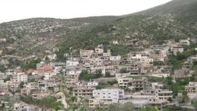 Photo of إصابة شاب برصاصة داخل منزله ورصاصة أخرى استقرت في زجاج المطبخ