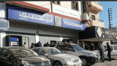 Photo of إعتصام لأولياء الطلاب اللبنانيين في الخارج أمام المصارف في حلبا