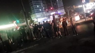 Photo of قطع الطريق عند تقاطع الشفروليه فرن الشباك (فيديو)