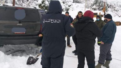 Photo of الدفاع المدني يسحب سيارة في فغري – دوما