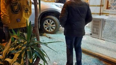Photo of سيارة تفتحم متجراً للحلويات في طرابلس (صورة)