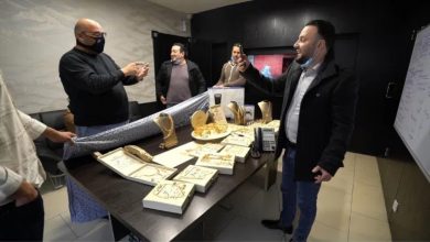 Photo of بالصور والفيديو… رجل أعمال يوزع ذهبا وهواتف آيفون على موظفيه!