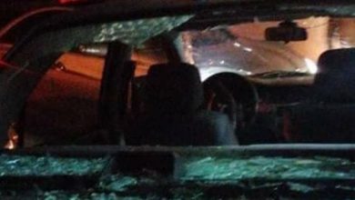 Photo of في دولة عربية.. فتاة تحطّم زجاج سيارات وتصرخ بشكل هستيري!
