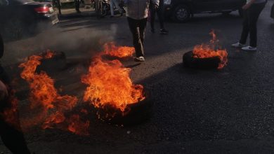 Photo of الشارع يغلي على وقع ارتفاع الدولار.. قطع طرقات وإحتجاجات في هذه المناطق (فيديو)