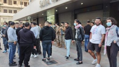 Photo of في صيدا وشتورا.. محتجون يقفلون محال الصيرفة (فيديو)