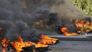 Photo of مشارك في قطع الطرقات في أدونيس يدقق في هويّات المارة للسماح لهم بالعبور (صور)