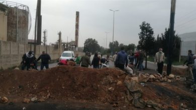 Photo of الاحتجاجات مستمرة.. والجيش يفتح الطرقات