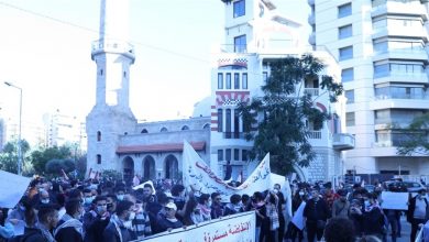 Photo of مجموعات من الحراك اعتصمت أمام الداخلية وانطلقت بمسيرة باتجاه مجلس النواب