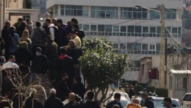 Photo of مشهد مستفز أمام قصر العدل في بعبدا.. أين التباعد الإجتماعي؟ (صورة)