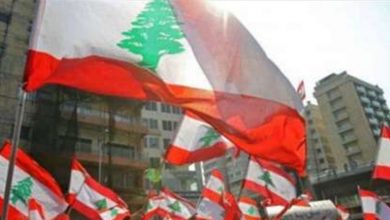 Photo of محتجون ينصبون خيما بالقرب من منزل الحص (فيديو)