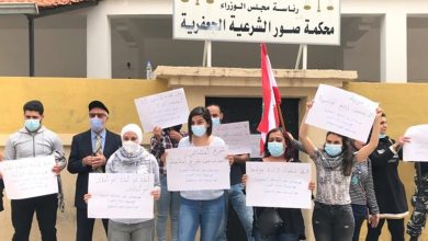 Photo of وقفة نسائية امام المحكمة الجعفرية في صور للمطالبة بتعديل قوانين الحضانة