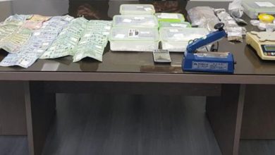 Photo of يستخدم غرفة في أحد الفنادق لتوضيب المخدّرات.. و”المعلومات” توقفه مع 3 من زبائنه