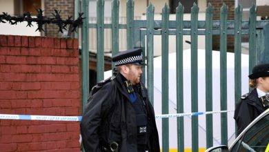 Photo of الشرطة البريطانية تعتقل شخصا بعد معلومات عن طرد مشبوه قرب المقر الرسمي للملكة في إدنبرة