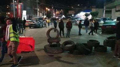 Photo of الشارع يشتعل.. إليكم خارطة بالطرقات المقطوعة