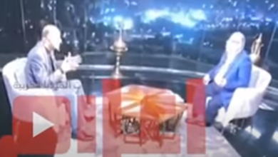 Photo of إعلامي ينجو من الموت بأعجوبة… سقط ديكور الاستديو عليه وعلى ضيفه (فيديو)