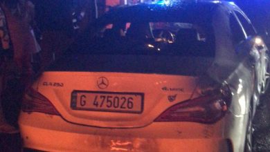 Photo of سيارة تجتاح مجموعة من المتظاهرين في الشويفات… ووقوع جرحى (صور وفيديو)