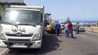 Photo of بلدية الجية باشرت تزفيت الحفر على الاوتوسراد الساحلي