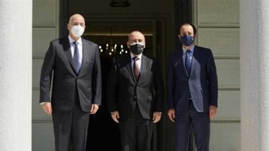 Photo of وهبه التقى نظيره اليوناني في اثينا .. وهذا ما بحثاه