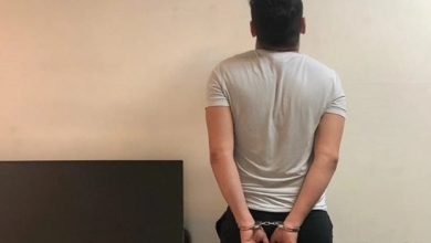 Photo of يسرق من شركات ليلاً ويبيع المسروقات عبر تطبيق للتسويق الإلكتروني.. بقبضة “الأمن”