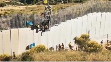 Photo of تسلقوا الجدار الفاصل… والجيش الإسرائيلي يردّ