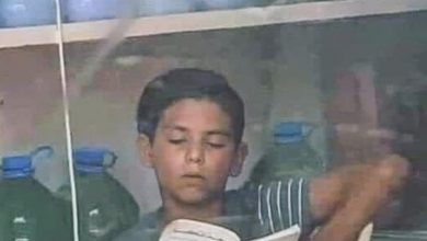 Photo of صورة طفل سوري في لبنان تهزّ الانترنت.. هذا ما يفعله داخل متجر صغير