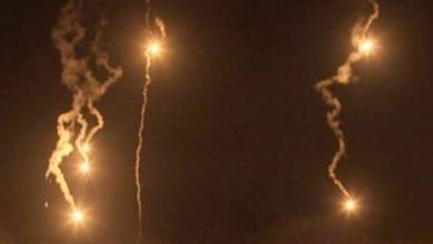 Photo of بعد تخطي السياج التقني.. جيش العدو يلقي قنابل مضيئة فوق ميس الجبل