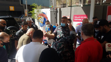 Photo of منعاً لاحتكار البنزين.. “بلدية بيروت” تدهم محطات المحروقات (صور)