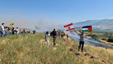 Photo of لبنانيون يقتربون من الشريط الحدودي وإسرائيل تطلق النار تحذيريا