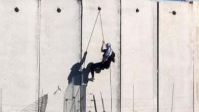 Photo of تسلّقوا الجدار الفاصل على الحدود.. والجيش “الإسرائيلي” أطلق الرصاص المطاطي