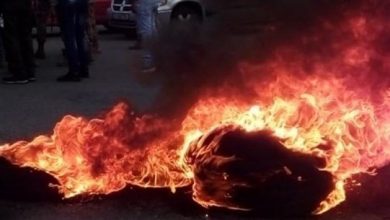 Photo of محتجّون أشعلوا الإطارات عند تقاطع ايليا – صيدا فجراً