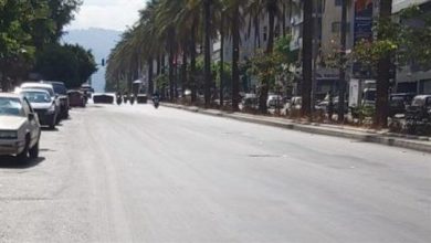 Photo of تقاطع جامع عبد الناصر باتجاه البربير والروشة مقطوع بالعوائق والسيارات