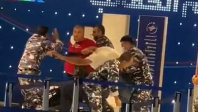 Photo of عراك وتضارب بين عناصر قوى الأمن الداخلي ومسافرين في مطار بيروت (فيديو)