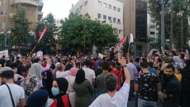 Photo of اعتصام في ساحة ساسين تزامناً مع وقفة لبعض المغتربين بعنوان “كلنا يعني كلنا”