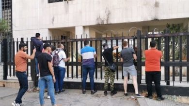 Photo of متظاهرون يرشقون مبنى مصرف لبنان – صيدا بالحجارة