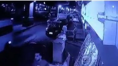 Photo of مشهدٌ يحبس الأنفاس.. لحظة سقوط سيارة من أعلى جسر! (فيديو)