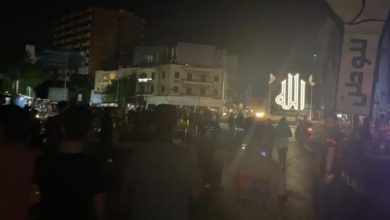 Photo of بالفيديو  ليلة صعبة في طرابلس.. انتشار مسلحين ومسيرات تجوب شوارع المدينة