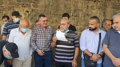Photo of بالصور: حرق صور… ماذا يحصل أمام المحكمة العسكرية؟
