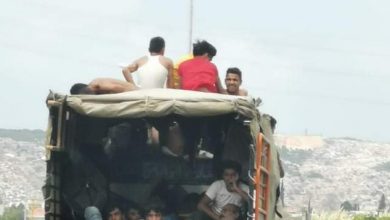 Photo of صورة استفزازية لكميون في البترون.. “الناس فوق بعضها”