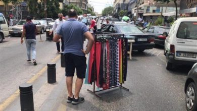 Photo of تجّار يقطعون طريقاً في صيدا بالبضائع