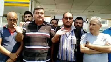 Photo of اعتصام وقطع طريق من قبل سائقي الباصات في طرابلس