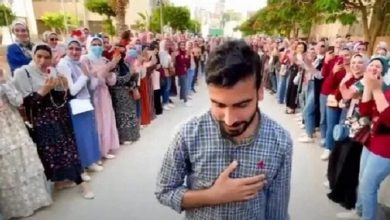 Photo of عشرات الفتيات في مصر يقفن في ممر شرفي لشاب وهذا هو السبب (فيديو)