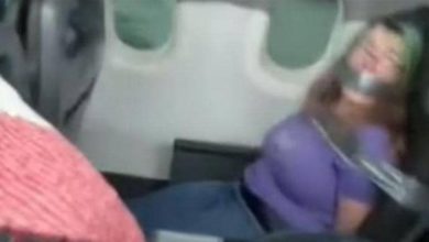 Photo of تكبيل راكبة بشريط لاصق.. وهذا ما فعلته في الطائرة!