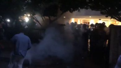 Photo of بالفيديو  التوتر كبير.. اشتباكات في محيط منزل فهمي بين أهالي شهداء المرفأ والقوى الأمنية