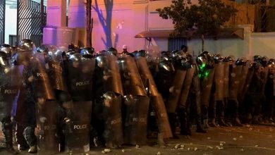 Photo of أثناء إسعافه أحد المصابين خلال الاحتجاجات أمام منزل فهمي…عنصر من الدفاع المدني ينهار باكيًا (صورة)