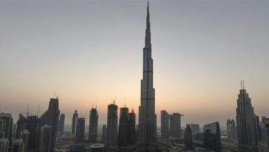 Photo of إعلامي لبناني ينال الاقامة الذهبية في الامارات: “هالبلد عم تفتح بوابها لعيلتي” (صورة)