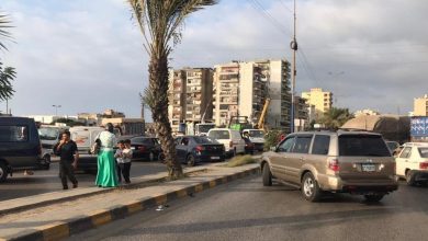 Photo of محتجون يقطعون طريق البداوي عند مفرق المنكوبين