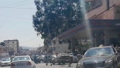 Photo of احذروا من امتهنوا تعبئة الوقود عن الناس.. يسرقون “ديبّو” البيئة من السيارات