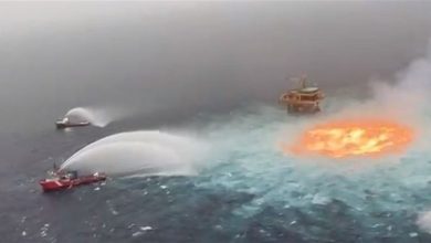Photo of في مشهدٍ نادرٍ… اندلاع حريق على سطح الماء في المكسيك! (فيديو)